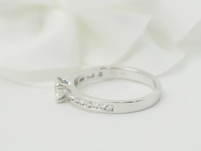 Anello solitario in oro bianco e diamante da 0,37 ct