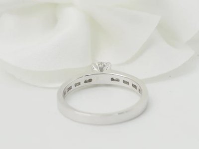 Anello solitario in oro bianco e diamante da 0,37 ct