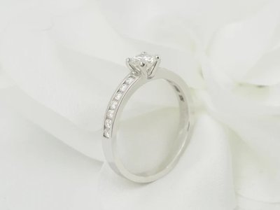 Anello solitario in oro bianco e diamante da 0,37 ct