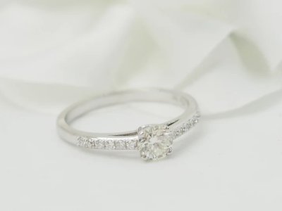 Anello solitario in oro bianco e diamante da 0,41 ct