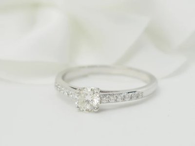 Anello solitario in oro bianco e diamante da 0,41 ct