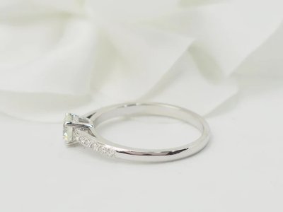 Anello solitario in oro bianco e diamante da 0,41 ct