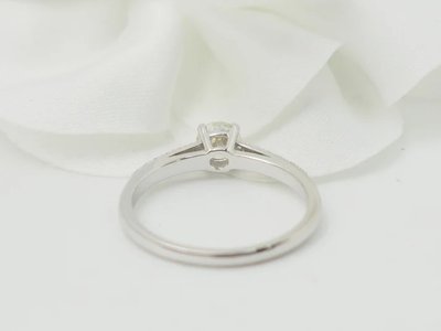 Anello solitario in oro bianco e diamante da 0,41 ct