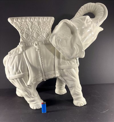 France, Malicorne,Milieu Du XXème Siècle, Sellette En Faïence à Représentation D’un éléphant.