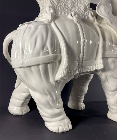 France, Malicorne,Milieu Du XXème Siècle, Sellette En Faïence à Représentation D’un éléphant.