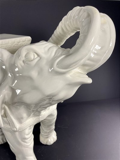 France, Malicorne,Milieu Du XXème Siècle, Sellette En Faïence à Représentation D’un éléphant.