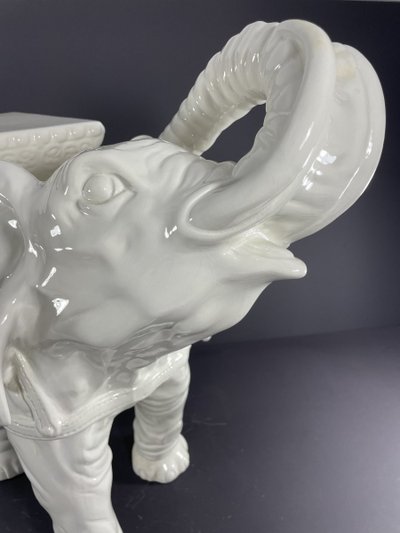 France, Malicorne,Milieu Du XXème Siècle, Sellette En Faïence à Représentation D’un éléphant.