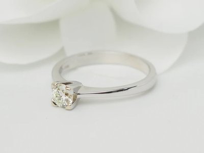 Anello solitario in oro bianco e diamante da 0,41 ct