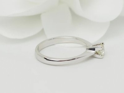 Anello solitario in oro bianco e diamante da 0,41 ct