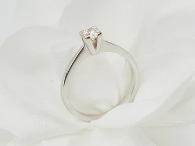 Anello solitario in oro bianco e diamante da 0,41 ct
