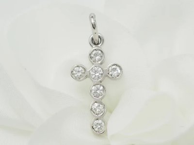 Ciondolo a croce in oro bianco e diamanti da 0,35 ct