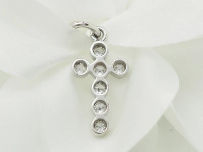 Ciondolo a croce in oro bianco e diamanti da 0,35 ct