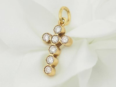 Pendentif croix en or jaune et diamants 0.40ct