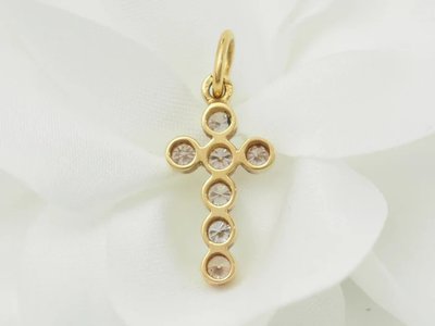 Pendentif croix en or jaune et diamants 0.40ct
