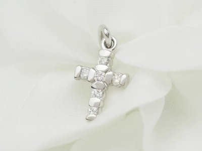 Ciondolo a croce in oro bianco e diamanti da 0,17 ct