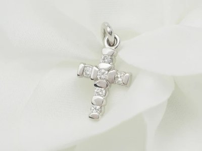Ciondolo a croce in oro bianco e diamanti da 0,17 ct