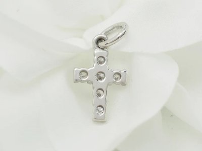 Ciondolo a croce in oro bianco e diamanti da 0,17 ct