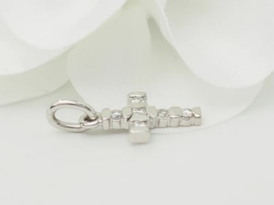 Ciondolo a croce in oro bianco e diamanti da 0,17 ct
