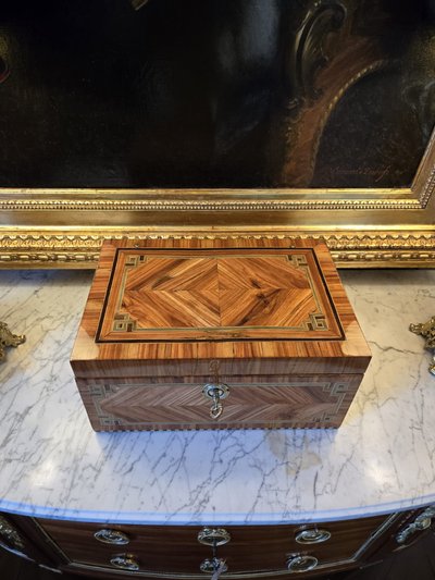 Large Travel Box in Marquetry and Indian Fabric – Louis XVI period, circa 1780.