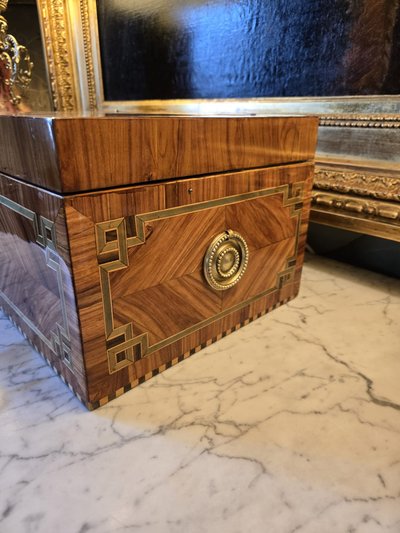 Large Travel Box in Marquetry and Indian Fabric – Louis XVI period, circa 1780.