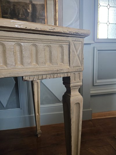 Tavolino da centro in legno dipinto in stile Luigi XVI, Francia, circa 1780.