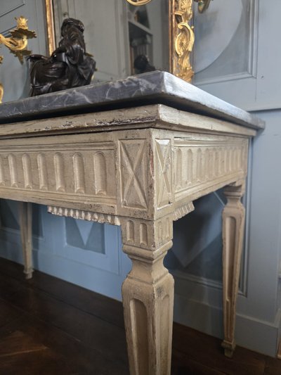 Tavolino da centro in legno dipinto in stile Luigi XVI, Francia, circa 1780.