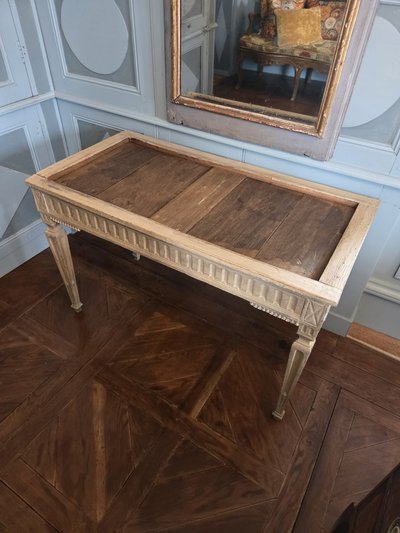 Tavolino da centro in legno dipinto in stile Luigi XVI, Francia, circa 1780.