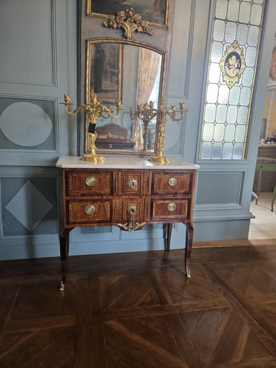 Cassettiera di transizione Luigi XV/Luigi XVI, Francia orientale, circa 1780.