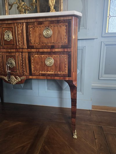 Cassettiera di transizione Luigi XV/Luigi XVI, Francia orientale, circa 1780.