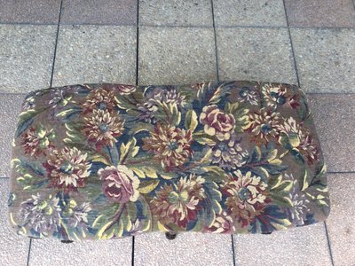 A Louis XV bench with its Aubusson tapestry