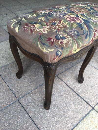 A Louis XV bench with its Aubusson tapestry