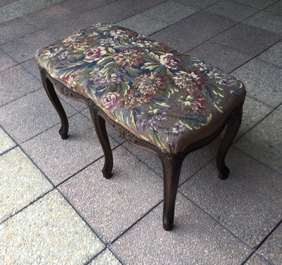 A Louis XV bench with its Aubusson tapestry