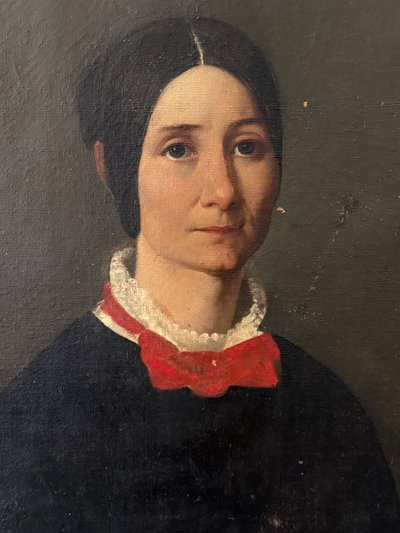 Ritratto di una donna con una sciarpa rossa