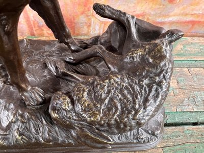 Grande animale in bronzo firmato Alfred Dubucand – Cane da caccia e lepre – XIX secolo