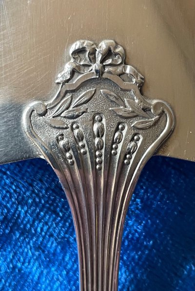 Pie shovel.