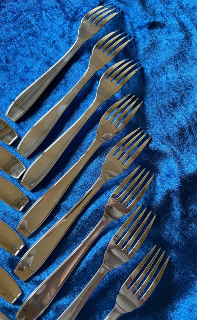 8 art deco fish cutlery sets.