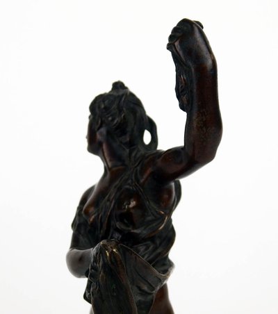 "Donna nel bagno": scultura in bronzo