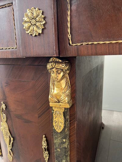 Scrivania Impero in mogano e impiallacciatura, bronzo dorato, inizio XIX secolo