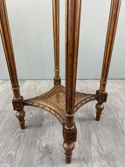 Tavolino con piedistallo in stile Luigi XVI – Legno intagliato e marmo – Inizio del XX secolo