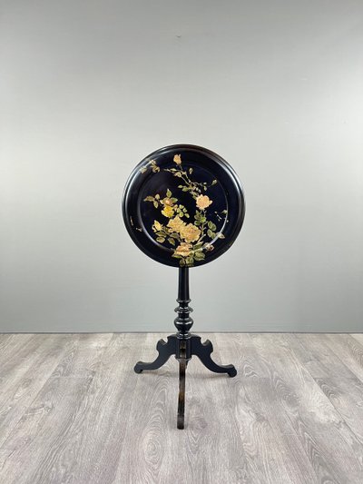 Victorian style tilting top pedestal table – 19th century
