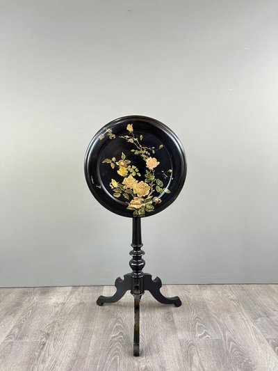 Victorian style tilting top pedestal table – 19th century