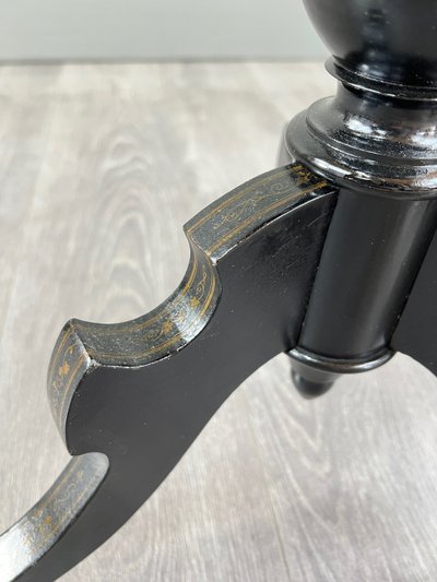 Victorian style tilting top pedestal table – 19th century