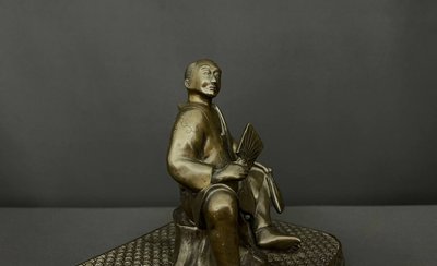Scultura in bronzo raffigurante uno studioso seduto – Giappone, periodo Meiji (1868-1912)