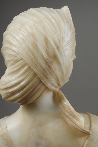Busto di giovane donna in alabastro, firmato sul retro "A Genna" - Amadéo Gennarelli (1881-1943)