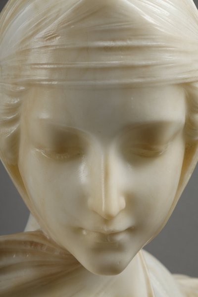 Busto di giovane donna in alabastro, firmato sul retro "A Genna" - Amadéo Gennarelli (1881-1943)
