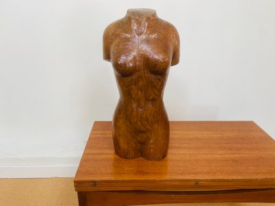Busto femminile in legno scolpito, firmato Rapp.