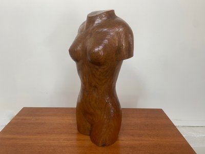 Busto femminile in legno scolpito, firmato Rapp.