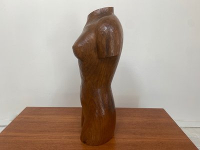 Busto femminile in legno scolpito, firmato Rapp.