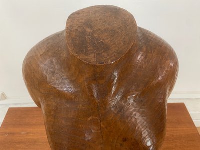 Busto femminile in legno scolpito, firmato Rapp.