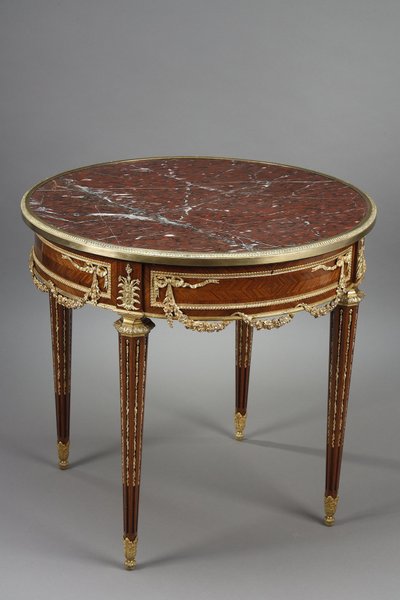 Tavolino Luigi XVI intarsiato e bronzo dorato, piano in marmo